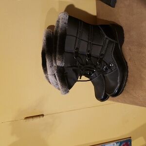 New women's Janice weatherproof black winter boots....size 7